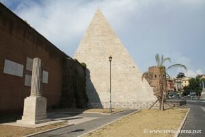 pyramide de caius cestius a Rome